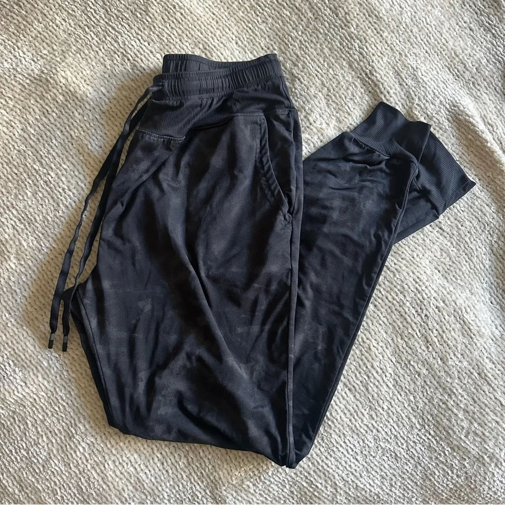 Travis Mathew Women's Fall Long Lunch Jogger Pant in Camouflage Black Small - Picture 2 of 10